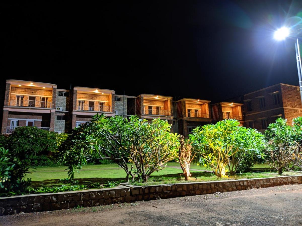 Kanthi Resorts Badami Bagalkot Ngoại thất bức ảnh