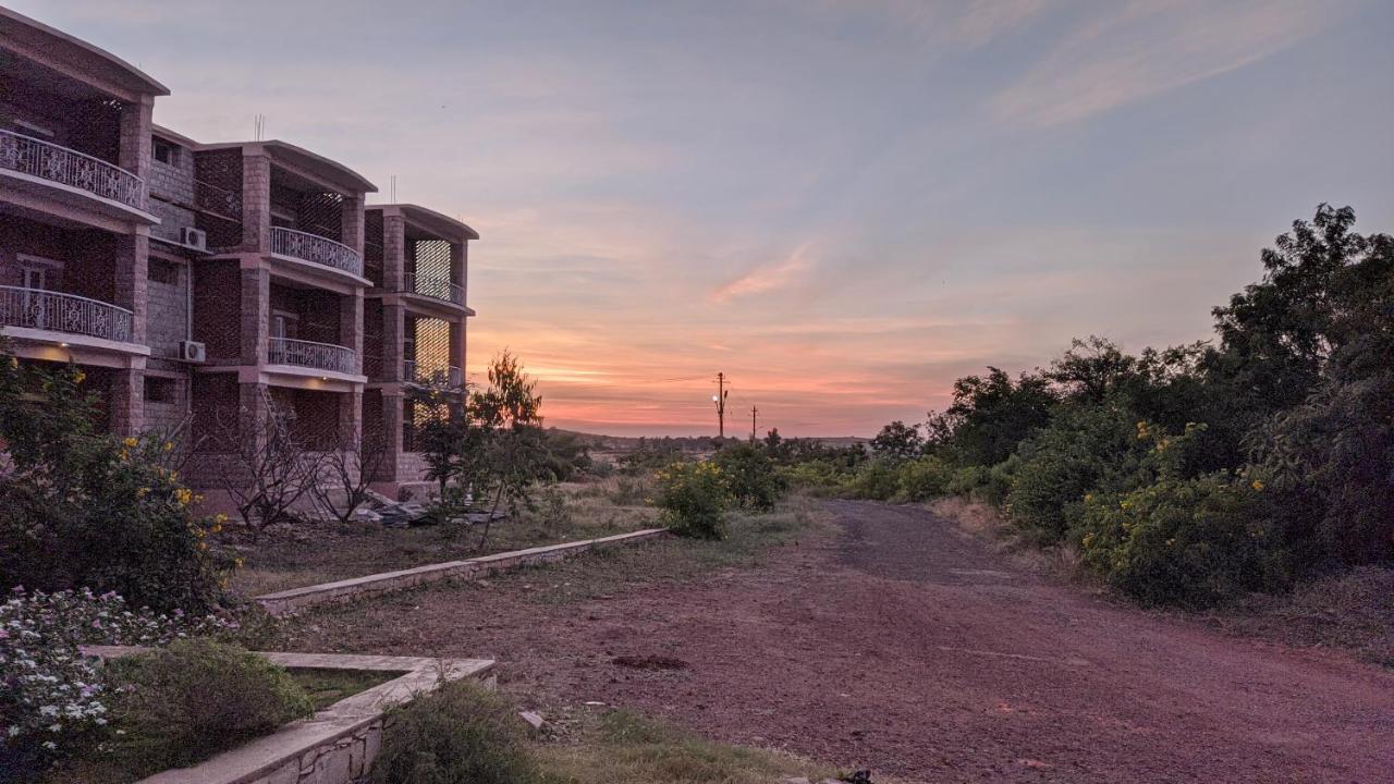 Kanthi Resorts Badami Bagalkot Ngoại thất bức ảnh